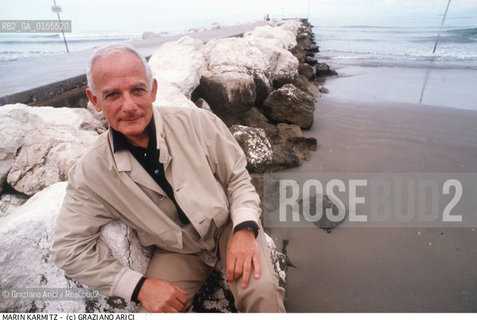 - Venezia, 1998. 55°Festival Internazionale dArte Cinematografica di Venezia.Ritratto del produttore Marin Karmitz  Cinema ritratto produttore spiaggia mare.- Venice,1998. 55th Venice International Film Festival.Portrait of the producer Marin Karmitz  ©Graziano Arici/Rosebud2