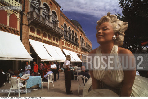 - Venezia, 1998. 55°Festival Internazionale dArte Cinematografica di Venezia.Statua dellattrice Marylin Monroe  Cinema ritratto statua attrice diva.- Venice,1998. 55th Venice International Film Festival.Sculpture of the actress Marylin Monroe ©Graziano Arici/Rosebud2