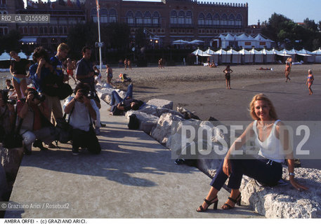- Venezia, 1998. 55°Festival Internazionale dArte Cinematografica di Venezia.Ritratto della conduttrice Ambra Orfei,acrobata e cavallerizza Cinema ritratto Circo televisione conduttrice acrobata.- Venice,1998. 55th Venice International Film Festival.Portrait of the acrobat Ambra Orfei - circus  ©Graziano Arici/Rosebud2