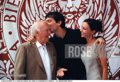 - Venezia, 1998. 55°Festival Internazionale dArte Cinematografica di Venezia. il produttore Carlo Ponti con il figlio Carlo junior Ponti e la fidanzata. Cinema alla carriera produttore ritratto .- Venice,1998. 55th Venice International Film Festival. The producer Carlo Ponti his son Carlo junior Ponti and his wife ©Graziano Arici/Rosebud2