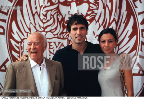 - Venezia, 1998. 55°Festival Internazionale dArte Cinematografica di Venezia. il produttore Carlo Ponti con il figlio Carlo junior Ponti e la fidanzata. Cinema alla carriera produttore ritratto .- Venice,1998. 55th Venice International Film Festival. The producer Carlo Ponti his son Carlo junior Ponti and his wife ©Graziano Arici/Rosebud2