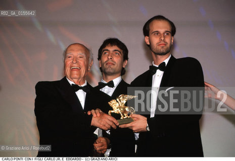 - Venezia, 1998. 55°Festival Internazionale dArte Cinematografica di Venezia. il produttore Carlo Ponti con il premio Leone DOro alla Carriera insieme ai figli Edoardo e Carlo junior Ponti. Cinema Leone dOro alla carriera produttore ritratto .- Venice,1998. 55th Venice International Film Festival. The producer Carlo Ponti  with the Golden Lion for Lifetime Achievement and with his sons Edoardo and Carlo junior Ponti ©Graziano Arici/Rosebud2