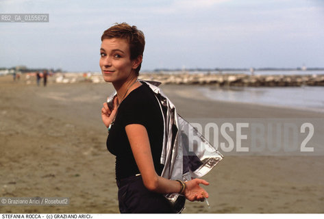 - Venezia, 1998. 55°Festival Internazionale dArte Cinematografica di Venezia.Ritratto dellattrice Stefania Rocca al mare Cinema ritratto spiaggia attrice.- Venice,1998. 55th Venice International Film Festival.Portrait of the actress Stefania Rocca on the beach ©Graziano Arici/Rosebud2