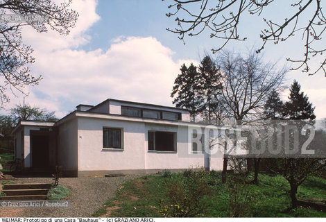 Weimar (Germania)1994.Casa progettata dallarchitetto Georg Muche (1924) Geo Architettura Bauhaus casa abitazione progetto architetto.Weimar (Germany)1994.Prototype house by architect Georg Muche © Graziana Arici