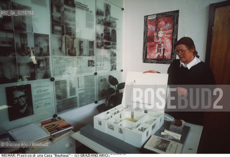 Weimar (Germania)1994.Plastico di una casa progettata dallarchitetto Georg Muche (1924) Geo Architettura Bauhaus casa abitazione progetto architetto plastico.Weimar (Germany)1994.Scale model -Prototype house by architect Georg Muche ©Graziano Arici/Rosebud2