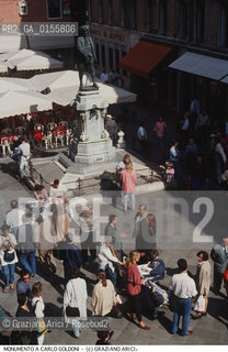 Venice,1993.Monumento di Antonio Dal Zotto del 1983 raffigurante il commediografo Carlo Goldoni in Campo San Bartolomeo. Statua architettura scultura monumento Carlo Goldoni Teatro -Venice,1993.Campo San Bartolomeo. Monument of Carlo Goldoni,playwright,by Antonio Dal Zotto ©Graziano Arici/Rosebud2