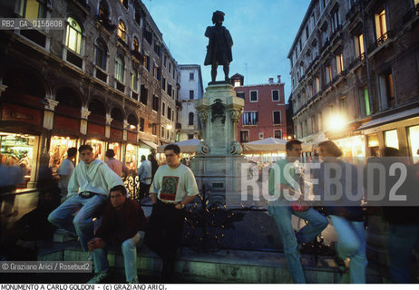 Venice,1993.Monumento di Antonio Dal Zotto del 1983 raffigurante il commediografo Carlo Goldoni in Campo San Bartolomeo. Statua architettura scultura monumento Carlo Goldoni Teatro -Venice,1993.Campo San Bartolomeo. Monument of Carlo Goldoni,playwright,by Antonio Dal Zotto ©Graziano Arici/Rosebud2