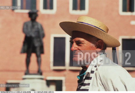 Venice,1993.Monumento di Antonio Dal Zotto del 1983 raffigurante il commediografo Carlo Goldoni in Campo San Bartolomeo e gondoliere. Statua architettura scultura monumento Carlo Goldoni Teatro -Venice,1993.Campo San Bartolomeo. Monument of Carlo Goldoni,playwright,by Antonio Dal Zotto and a gondolier ©Graziano Arici/Rosebud2