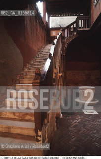 Venezia,1993.Casa Natale e Museo di Carlo Goldoni,commediografo veneziano:cortile interno. Letteratura commedia teatro commediografo casa museo -Venice,1993. House and Museum of Carlo Goldoni, playwright:courtyard  ©Graziano Arici/Rosebud2