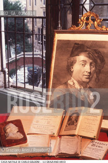 Venezia,1993.Casa Natale e Museo di Carlo Goldoni,commediografo veneziano:cortile interno e locandine ritratto e libro. Letteratura commedia teatro commediografo casa museo -Venice,1993. House and Museum of Carlo Goldoni, playwright:courtyard with a portrait and book ©Graziano Arici/Rosebud2                                                                                         La cessione dei diritti di questa immagine si intende per quanto di nostra competenza. Non comprende invece le eventuali spese  relative a diritti che potranno essere richiesti dagli Enti o persone fisiche cui appartengono eventualmente i soggetti  ripresi. Tali costi, ove necessari, e l’espletamento di qualsivoglia pratica di richiesta di concessione del permesso di pubblicazione sono esclusivamente a carico e a cura del soggetto acquirente di questa immagine.