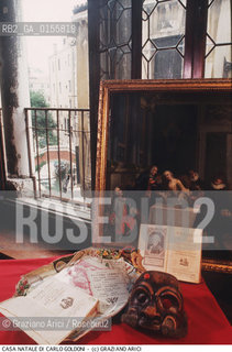 Venezia,1993.Casa Natale e Museo di Carlo Goldoni,commediografo veneziano:libri di commedie e un dipinto di scuola longhiana. Letteratura commedia teatro commediografo casa museo -Venice,1993. House and Museum of Carlo Goldoni, playwright:comedy books and longhiana school painting ©Graziano Arici/Rosebud2                                                                                         La cessione dei diritti di questa immagine si intende per quanto di nostra competenza. Non comprende invece le eventuali spese  relative a diritti che potranno essere richiesti dagli Enti o persone fisiche cui appartengono eventualmente i soggetti  ripresi. Tali costi, ove necessari, e l’espletamento di qualsivoglia pratica di richiesta di concessione del permesso di pubblicazione sono esclusivamente a carico e a cura del soggetto acquirente di questa immagine.