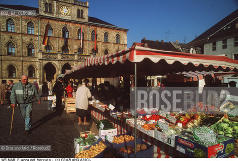 Weimar (Germania)1994.Piazza del mercato. Cultura mercato Weimar geo banchetto venditore (Germany)- Weimar,1994.Market square ©Graziano Arici/Rosebud2