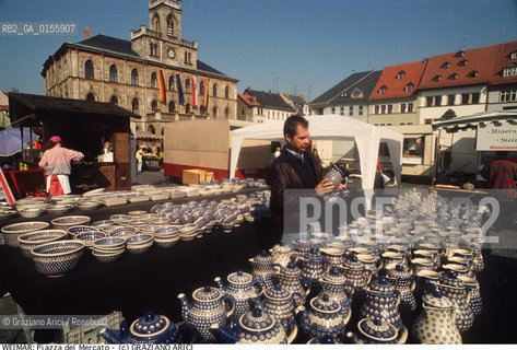 Weimar (Germania)1994.Piazza del mercato. Cultura mercato Weimar geo banchetto venditore (Germany)- Weimar,1994.Market square ©Graziano Arici/Rosebud2
