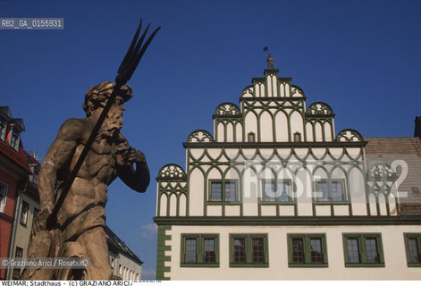 Weimar (Germania)1994.Facciata del Municipio a Weimar e statua di Nettuno.Architettura municipio edificio geo Stadthouse.Weimar (Germany)1994.Facade of old city hall in Weimar and Neptune statue ©Graziano Arici/Rosebud2