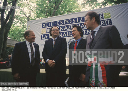 -Venezia,1988.XLIII Esposizione dArte Internazionale, la Biennale di Venezia.Il critico darte e storico Giovanni Carandente,il politico Gianni De Michelis,larchitetto Paolo Portoghesi,il sindaco Antonio Casellati.Arte critico storico ritratto architetto .-Venice,1988.XLIII International Art Exhibition, Art Biennale of Venice.Portrait of the art critic and historian Giovanni Carandente with the politician Gianni De Michelis, the architect Paolo Portoghesi and the mayor of Venice Antonio Casellati ©Graziano Arici/Rosebud2    .