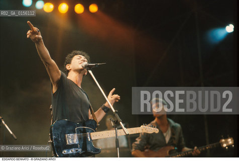 Venezia,1988.Ritratto del cantante,chitarrista,cantautore,armonicista Edoardo Bennato durante un concerto Musica cantante ritratto chitarra rock pop -Venice,1988. Portrait of the singer and guitarist Edoardo Bennato ©Graziano Arici/Rosebud2