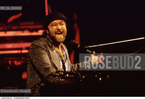 Venezia,1988.Ritratto del cantautore Lucio Dalla durante un concerto .Musica cantante ritratto pop cantautore cappello pianoforte -Venice,1988. Portrait of the singer and songwriter Lucio Dalla ©Graziano Arici/Rosebud2