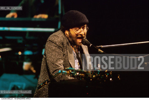 Venezia,1988.Ritratto del cantautore Lucio Dalla durante un concerto .Musica cantante ritratto pop cantautore cappello pianoforte -Venice,1988. Portrait of the singer and songwriter Lucio Dalla ©Graziano Arici/Rosebud2