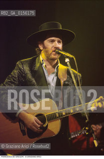 Venezia,1994.Ritratto del cantautore Francesco De Gregori.Musica cantante ritratto cantautore cappello chitarra -Venice,1994. Portrait of the singer and songwriter Francesco De Gregori ©Graziano Arici/Rosebud2