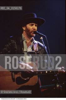 Venezia,1994.Ritratto del cantautore Francesco De Gregori.Musica cantante ritratto cantautore cappello chitarra -Venice,1994. Portrait of the singer and songwriter Francesco De Gregori ©Graziano Arici/Rosebud2