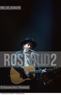 Venezia,1994.Ritratto del cantautore Francesco De Gregori.Musica cantante ritratto cantautore cappello chitarra -Venice,1994. Portrait of the singer and songwriter Francesco De Gregori ©Graziano Arici/Rosebud2