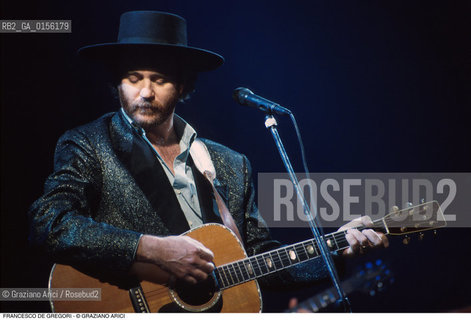 Venezia,1994.Ritratto del cantautore Francesco De Gregori.Musica cantante ritratto cantautore cappello chitarra -Venice,1994. Portrait of the singer and songwriter Francesco De Gregori ©Graziano Arici/Rosebud2