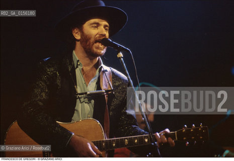 Venezia,1994.Ritratto del cantautore Francesco De Gregori.Musica cantante ritratto cantautore cappello chitarra -Venice,1994. Portrait of the singer and songwriter Francesco De Gregori ©Graziano Arici/Rosebud2
