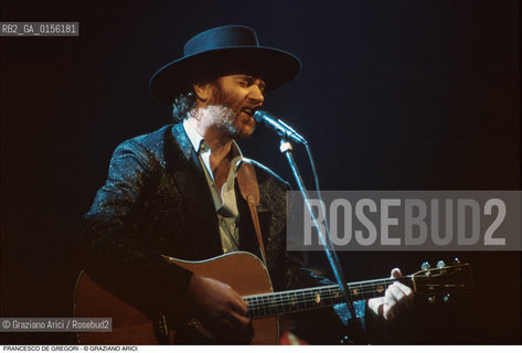 Venezia,1994.Ritratto del cantautore Francesco De Gregori.Musica cantante ritratto cantautore cappello chitarra -Venice,1994. Portrait of the singer and songwriter Francesco De Gregori ©Graziano Arici/Rosebud2