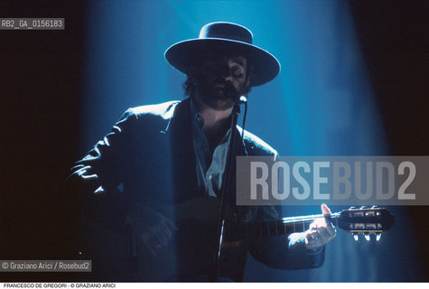 Venezia,1994.Ritratto del cantautore Francesco De Gregori.Musica cantante ritratto cantautore cappello chitarra -Venice,1994. Portrait of the singer and songwriter Francesco De Gregori ©Graziano Arici/Rosebud2