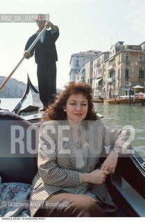 Teatro La Fenice,Venezia,1995.Ritratto della cantante lirica, la soprano Daniela Dessì in gondola. Ritratto musica lirica soprano opera gondola.Teatro La Fenice Venice,1995.Portrait of the opera singer, the Italian soprano Daniela Dessì ©Graziano Arici/Rosebud2