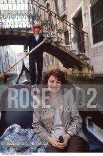 Teatro La Fenice,Venezia,1995.Ritratto della cantante lirica, la soprano Daniela Dessì in gondola. Ritratto musica lirica soprano opera gondola.Teatro La Fenice Venice,1995.Portrait of the opera singer, the Italian soprano Daniela Dessì ©Graziano Arici/Rosebud2