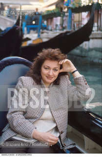 Teatro La Fenice,Venezia,1995.Ritratto della cantante lirica, la soprano Daniela Dessì in gondola. Ritratto musica lirica soprano opera gondola.Teatro La Fenice Venice,1995.Portrait of the opera singer, the Italian soprano Daniela Dessì ©Graziano Arici/Rosebud2