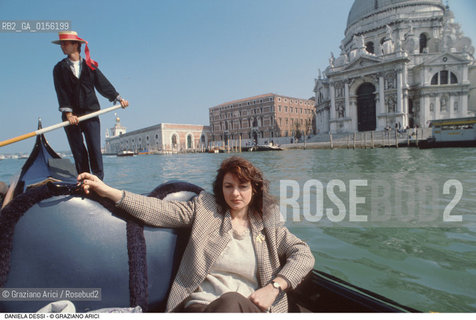 Teatro La Fenice,Venezia,1995.Ritratto della cantante lirica, la soprano Daniela Dessì in gondola. Ritratto musica lirica soprano opera gondola.Teatro La Fenice Venice,1995.Portrait of the opera singer, the Italian soprano Daniela Dessì ©Graziano Arici/Rosebud2