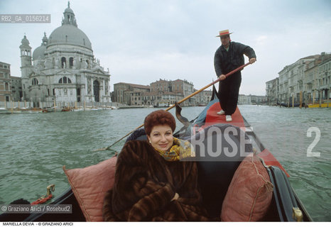 Venezia,1995.Ritratto della cantante lirica, la soprano Mariella Devia in gondola. Musica Lirica ritratto soprano cantante Venezia visita -Venice,1995.Portrait of the opera singer, the Italian soprano Mariella Devia on gondola ©Graziano Arici/Rosebud2