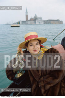 Venezia,1995.Ritratto della cantante lirica, la soprano Mariella Devia in gondola. Musica Lirica ritratto soprano cantante Venezia visita cappello-Venice,1995.Portrait of the opera singer, the Italian soprano Mariella Devia on gondola ©Graziano Arici/Rosebud2