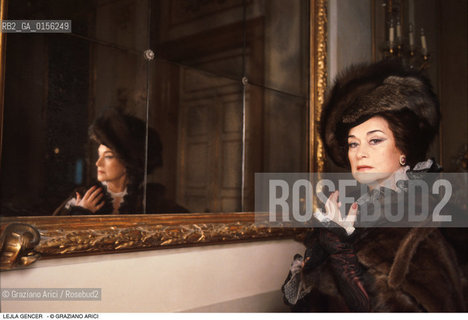 Venezia,1988.Ritratto della cantante lirica, la soprano turca Lejla Gencer al Gran Teatro La Fenice.Ritratto musica classica cantante lirica soprano cappello pelliccia specchio.Venice,1988.Portrait of the operatic Soprano Lejla Gencer near a mirror ©Graziano Arici/Rosebud2