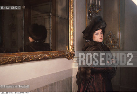 Venezia,1988.Ritratto della cantante lirica, la soprano turca Lejla Gencer al Gran Teatro La Fenice.Ritratto musica classica cantante lirica soprano cappello pelliccia specchio.Venice,1988.Portrait of the operatic Soprano Lejla Gencer near a mirror ©Graziano Arici/Rosebud2