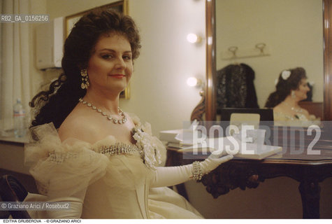 Venezia,1995.Ritratto della soprano slovacca Editha Gruberova.Ritratto soprano musica lirica classica specchio camerino.Venice,1995.Portrait of the Slovak soprano Editha Gruberova ©Graziano Arici/Rosebud2