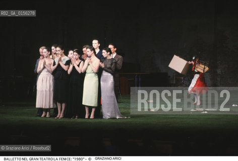 -Venezia,1980. Gran Teatro la Fenice. Balletto 1980, coreografia di Pina Bausch, corpo di ballo Tanztheater Wuppertal.Tanztheater Wuppertal Pina Bausch Danza balletto coreografia .-Venice,1980. Gran Teatro la Fenice. Dance ballet 1980, choreographed by Pina Bausch, Tanztheater Wuppertal dancers chorus ©Graziano Arici/Rosebud2 .La cessione dei diritti di questa immagine si intende per quanto di nostra competenza. Non comprende invece le eventuali spese  relative a diritti che potranno essere richiesti dagli Enti o persone fisiche cui appartengono eventualmente i soggetti  ripresi. Tali costi, ove necessari, e l’espletamento di qualsivoglia pratica di richiesta di concessione del permesso di pubblicazione sono esclusivamente a carico e a cura del soggetto acquirente di questa immagine.