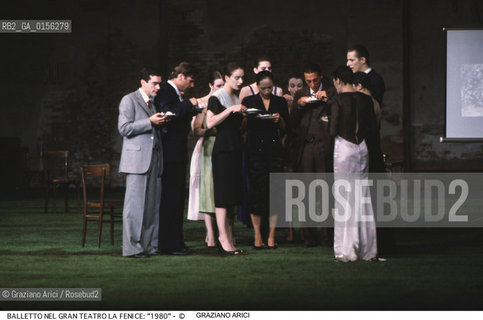 -Venezia,1980. Gran Teatro la Fenice. Balletto 1980, coreografia di Pina Bausch, corpo di ballo Tanztheater Wuppertal.Tanztheater Wuppertal Pina Bausch Danza balletto coreografia .-Venice,1980. Gran Teatro la Fenice. Dance ballet 1980, choreographed by Pina Bausch, Tanztheater Wuppertal dancers chorus ©Graziano Arici/Rosebud2 .La cessione dei diritti di questa immagine si intende per quanto di nostra competenza. Non comprende invece le eventuali spese  relative a diritti che potranno essere richiesti dagli Enti o persone fisiche cui appartengono eventualmente i soggetti  ripresi. Tali costi, ove necessari, e l’espletamento di qualsivoglia pratica di richiesta di concessione del permesso di pubblicazione sono esclusivamente a carico e a cura del soggetto acquirente di questa immagine.