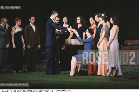 -Venezia,1980. Gran Teatro la Fenice. Balletto 1980, coreografia di Pina Bausch, corpo di ballo Tanztheater Wuppertal.Tanztheater Wuppertal Pina Bausch Danza balletto coreografia .-Venice,1980. Gran Teatro la Fenice. Dance ballet 1980, choreographed by Pina Bausch, Tanztheater Wuppertal dancers chorus ©Graziano Arici/Rosebud2 .La cessione dei diritti di questa immagine si intende per quanto di nostra competenza. Non comprende invece le eventuali spese  relative a diritti che potranno essere richiesti dagli Enti o persone fisiche cui appartengono eventualmente i soggetti  ripresi. Tali costi, ove necessari, e l’espletamento di qualsivoglia pratica di richiesta di concessione del permesso di pubblicazione sono esclusivamente a carico e a cura del soggetto acquirente di questa immagine.
