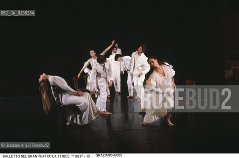 -Venezia,1985,Gran Teatro la Fenice. Balletto lOrso e la Luna.Coreografia di Carolyn Carlson,corpo di ballo teatro e danza la Fenice di Carolyn Carlson.DANZA ballo ballerini coreografia coreografo.-Venice,1985,Gran Teatro la Fenice.Dance Ballet, choreographed by Carolyn Carlson,corps de ballet Carolyn Carlsons La Fenice Theatre and Dance ©Graziano Arici/Rosebud2 .La cessione dei diritti di questa immagine si intende per quanto di nostra competenza. Non comprende invece le eventuali spese  relative a diritti che potranno essere richiesti dagli Enti o persone fisiche cui appartengono eventualmente i soggetti  ripresi. Tali costi, ove necessari, e l’espletamento di qualsivoglia pratica di richiesta di concessione del permesso di pubblicazione sono esclusivamente a carico e a cura del soggetto acquirente di questa immagine.