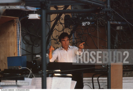 -Venezia,1984.Chiesa di San Lorenzo. Opera del compositore contemporaneo Luigi Nono, Prometeo - Tragedia dellascolto prova generale, testo di Massimo Cacciari, struttura scenica dellarchitetto Renzo Piano, luci del pittore Emilio Vedova.Ritratto del direttore dorchestra Claudio Abbado durante le prove. musica compositore opera Prometeo contemporanea elettronica filosofia architettura pittura ritratto.-Venice,1984. Work  Prometeo - Tragedia dellascolto directed by contemporary composer Luigi Nono,text by the philosopher Massimo Cacciari,scenography by the architect Renzo Piano,stage lighting by the painter Emilio Vedova. Portrait of the conductor Claudio Abbado ©Graziano Arici/Rosebud2                 .                                                                                                             La cessione dei diritti di questa immagine si intende per quanto di nostra competenza. Non comprende invece le eventuali spese  relative a diritti che potranno essere richiesti dagli Enti o persone fisiche cui appartengono eventualmente i soggetti  ripresi. Tali costi, ove necessari, e l’espletamento di qualsivoglia pratica di richiesta di concessione del permesso di pubblicazione sono esclusivamente a carico e a cura del soggetto acquirente di questa immagine.