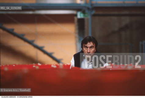 -Venezia,1984.Chiesa di San Lorenzo. Opera del compositore contemporaneo Luigi Nono, Prometeo - Tragedia dellascolto prova generale, testo di Massimo Cacciari, struttura scenica dellarchitetto Renzo Piano, luci del pittore Emilio Vedova.Ritratto del direttore dorchestra Claudio Abbado durante le prove. musica compositore opera Prometeo contemporanea elettronica filosofia architettura pittura ritratto.-Venice,1984. Work  Prometeo - Tragedia dellascolto directed by contemporary composer Luigi Nono,text by the philosopher Massimo Cacciari,scenography by the architect Renzo Piano,stage lighting by the painter Emilio Vedova. Portrait of the conductor Claudio Abbado ©Graziano Arici/Rosebud2                 .                                                                                                             La cessione dei diritti di questa immagine si intende per quanto di nostra competenza. Non comprende invece le eventuali spese  relative a diritti che potranno essere richiesti dagli Enti o persone fisiche cui appartengono eventualmente i soggetti  ripresi. Tali costi, ove necessari, e l’espletamento di qualsivoglia pratica di richiesta di concessione del permesso di pubblicazione sono esclusivamente a carico e a cura del soggetto acquirente di questa immagine.