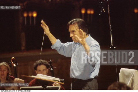 -Venezia,1992.Ritratto di Claudio Abbado, direttore dorchestra Musica classica direttore orchestra ritratto -Venice,1992. Portrait of the conductor Claudio Abbado during a concert ©Graziano Arici/Rosebud2 La cessione dei diritti di questa immagine si intende per quanto di nostra competenza. Non comprende invece le eventuali spese  relative a diritti che potranno essere richiesti dagli Enti o persone fisiche cui appartengono eventualmente i soggetti  ripresi. Tali costi, ove necessari, e l’espletamento di qualsivoglia pratica di richiesta di concessione del permesso di pubblicazione sono esclusivamente a carico e a cura del soggetto acquirente di questa immagine.