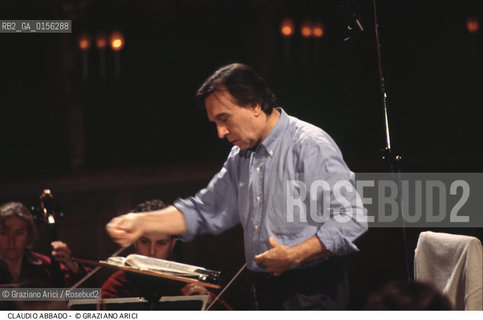-Venezia,1992.Ritratto di Claudio Abbado, direttore dorchestra Musica classica direttore orchestra ritratto -Venice,1992. Portrait of the conductor Claudio Abbado during a concert ©Graziano Arici/Rosebud2 La cessione dei diritti di questa immagine si intende per quanto di nostra competenza. Non comprende invece le eventuali spese  relative a diritti che potranno essere richiesti dagli Enti o persone fisiche cui appartengono eventualmente i soggetti  ripresi. Tali costi, ove necessari, e l’espletamento di qualsivoglia pratica di richiesta di concessione del permesso di pubblicazione sono esclusivamente a carico e a cura del soggetto acquirente di questa immagine.
