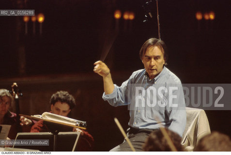 -Venezia,1992.Ritratto di Claudio Abbado, direttore dorchestra Musica classica direttore orchestra ritratto -Venice,1992. Portrait of the conductor Claudio Abbado during a concert ©Graziano Arici/Rosebud2 La cessione dei diritti di questa immagine si intende per quanto di nostra competenza. Non comprende invece le eventuali spese  relative a diritti che potranno essere richiesti dagli Enti o persone fisiche cui appartengono eventualmente i soggetti  ripresi. Tali costi, ove necessari, e l’espletamento di qualsivoglia pratica di richiesta di concessione del permesso di pubblicazione sono esclusivamente a carico e a cura del soggetto acquirente di questa immagine.