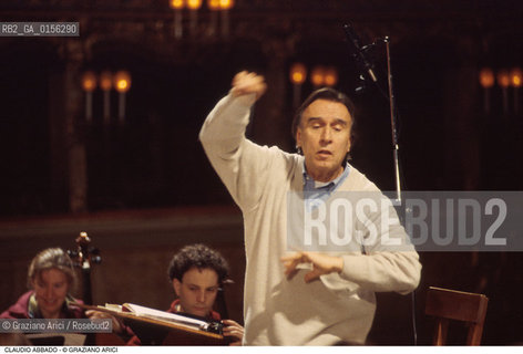 -Venezia,1992.Ritratto di Claudio Abbado, direttore dorchestra Musica classica direttore orchestra ritratto -Venice,1992. Portrait of the conductor Claudio Abbado during a concert ©Graziano Arici/Rosebud2 La cessione dei diritti di questa immagine si intende per quanto di nostra competenza. Non comprende invece le eventuali spese  relative a diritti che potranno essere richiesti dagli Enti o persone fisiche cui appartengono eventualmente i soggetti  ripresi. Tali costi, ove necessari, e l’espletamento di qualsivoglia pratica di richiesta di concessione del permesso di pubblicazione sono esclusivamente a carico e a cura del soggetto acquirente di questa immagine.