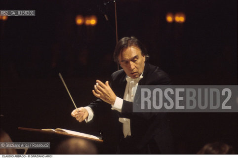 -Venezia,1992.Ritratto di Claudio Abbado, direttore dorchestra Musica classica direttore orchestra ritratto -Venice,1992. Portrait of the conductor Claudio Abbado during a concert ©Graziano Arici/Rosebud2 La cessione dei diritti di questa immagine si intende per quanto di nostra competenza. Non comprende invece le eventuali spese  relative a diritti che potranno essere richiesti dagli Enti o persone fisiche cui appartengono eventualmente i soggetti  ripresi. Tali costi, ove necessari, e l’espletamento di qualsivoglia pratica di richiesta di concessione del permesso di pubblicazione sono esclusivamente a carico e a cura del soggetto acquirente di questa immagine.