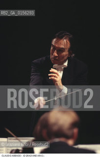 -Venezia,1992.Ritratto di Claudio Abbado, direttore dorchestra Musica classica direttore orchestra ritratto -Venice,1992. Portrait of the conductor Claudio Abbado during a concert ©Graziano Arici/Rosebud2 La cessione dei diritti di questa immagine si intende per quanto di nostra competenza. Non comprende invece le eventuali spese  relative a diritti che potranno essere richiesti dagli Enti o persone fisiche cui appartengono eventualmente i soggetti  ripresi. Tali costi, ove necessari, e l’espletamento di qualsivoglia pratica di richiesta di concessione del permesso di pubblicazione sono esclusivamente a carico e a cura del soggetto acquirente di questa immagine.